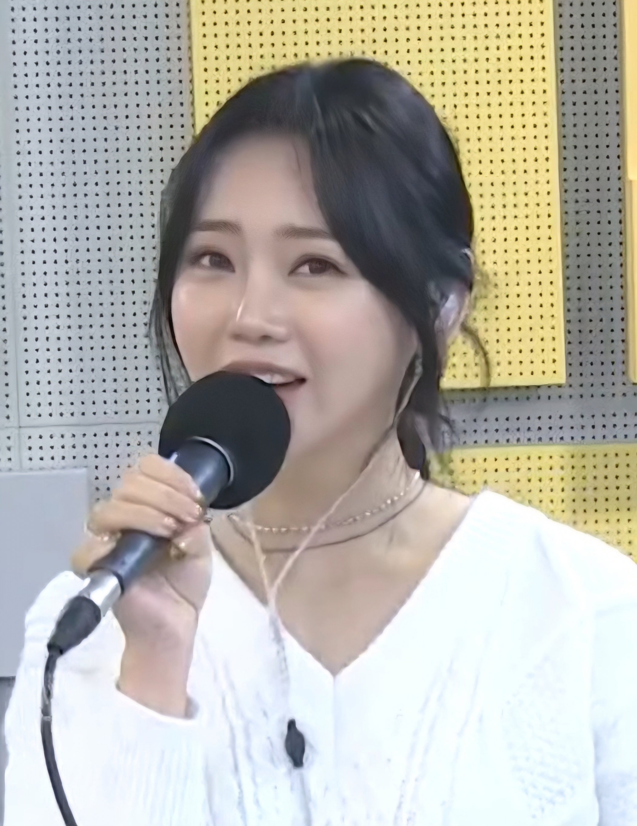 SBS Radio 스튜디오에서 마이크를 들고 있는 가수 홍지윤