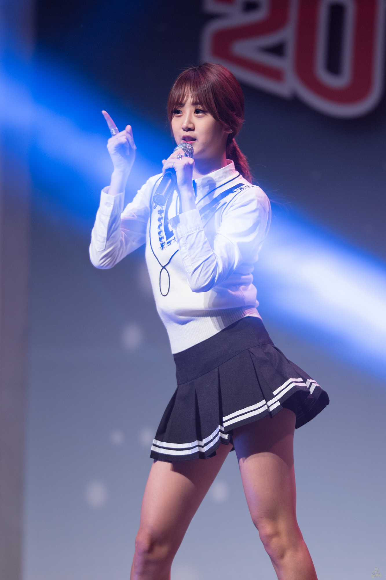 2014년 구리 축제 무대에서 마이크를 든 가수 강혜연
