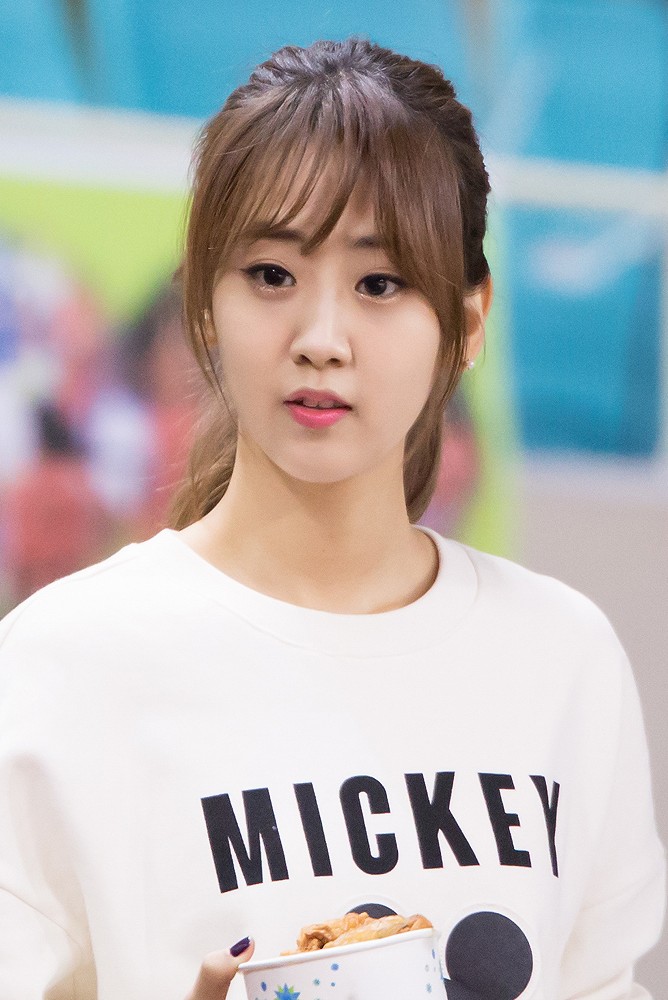 2014년 12월 인천 다문화 청소년 행사에서 촬영된 가수 강혜연
