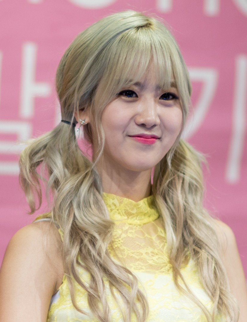 2015년 5월 인천 팬 사인회에서 미소 짓는 가수 강혜연