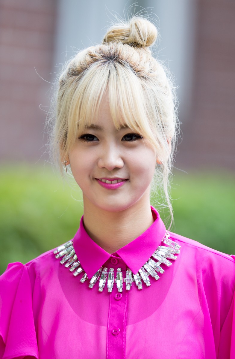 2015년 6월 야외 행사에서 촬영된 가수 강혜연