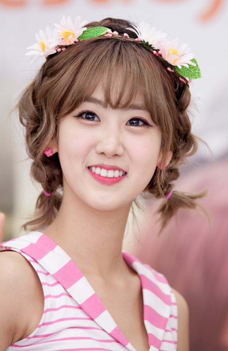 2014년 8월 목동 팬 사인회에서 촬영된 가수 강혜연