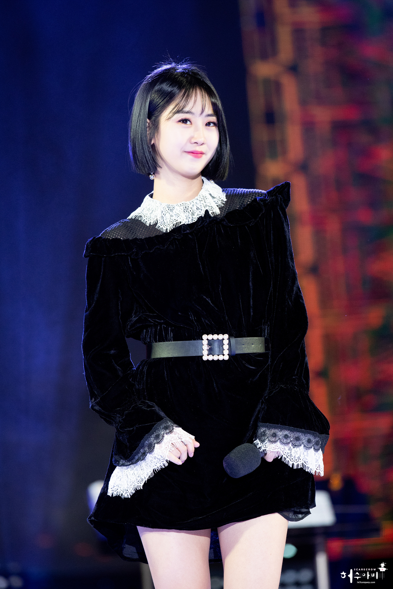 검은 무대 의상을 입고 마이크를 든 가수 강혜연