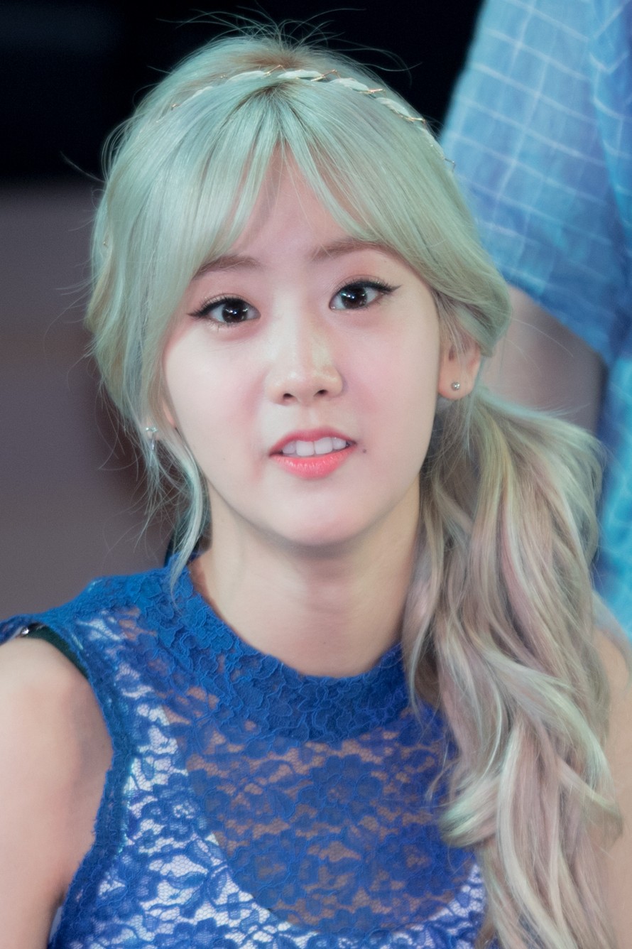 2015년 5월 신촌 팬 사인회에서 카메라를 바라보는 가수 강혜연