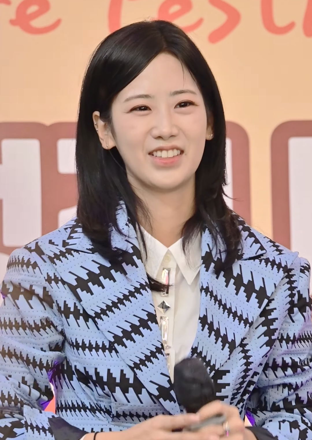 2023년 11월 송정시장 무대에서 촬영된 가수 강혜연