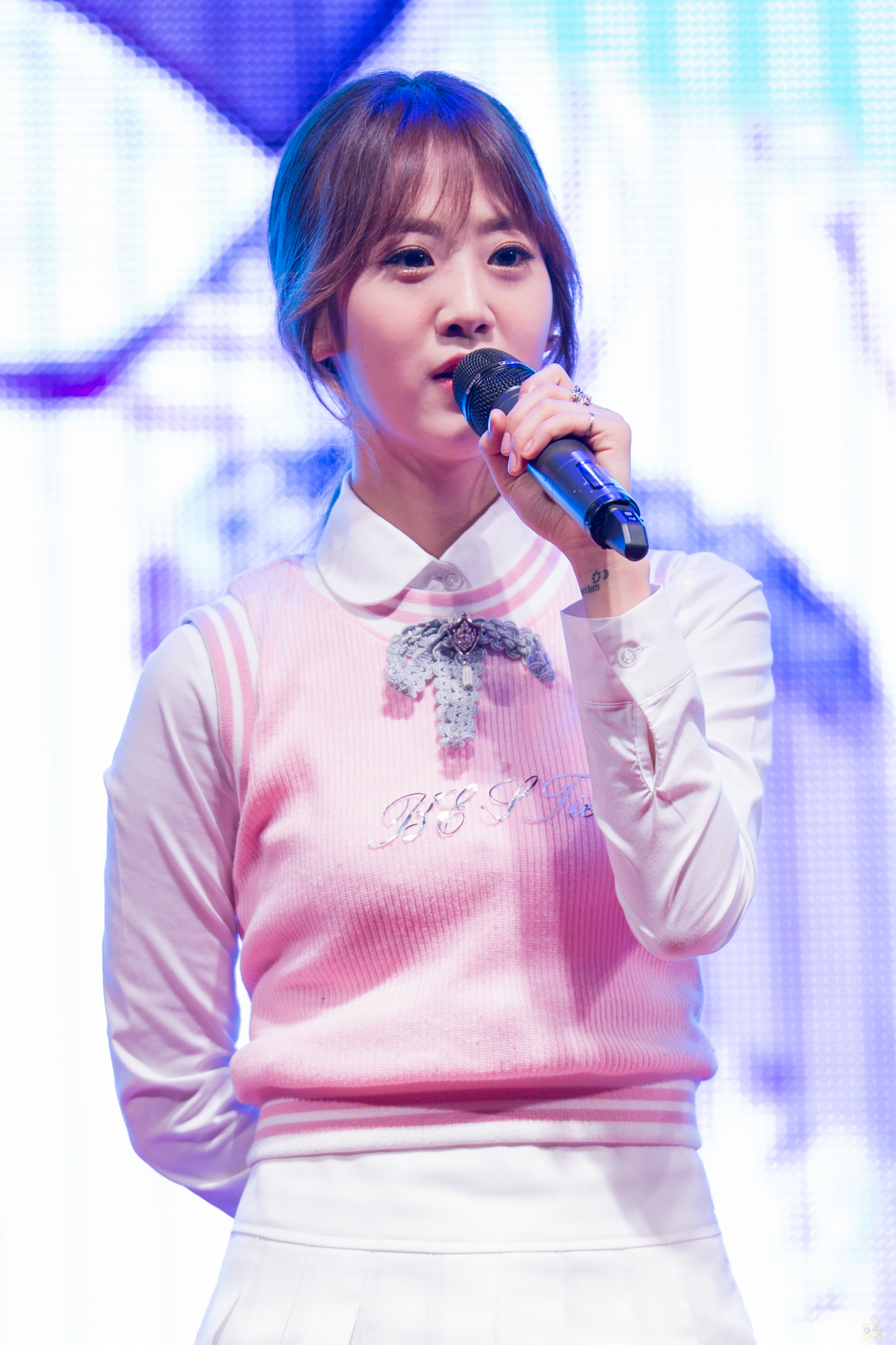 2014년 국제학생 문화축제에서 마이크를 든 가수 강혜연