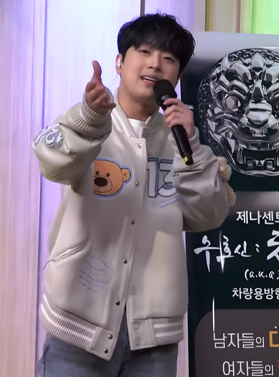 SBS Radio 스튜디오에서 마이크를 들고 노래하는 가수 이찬원