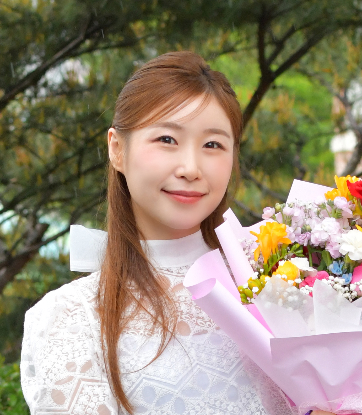 꽃다발을 안고 미소 짓는 가수 이소나