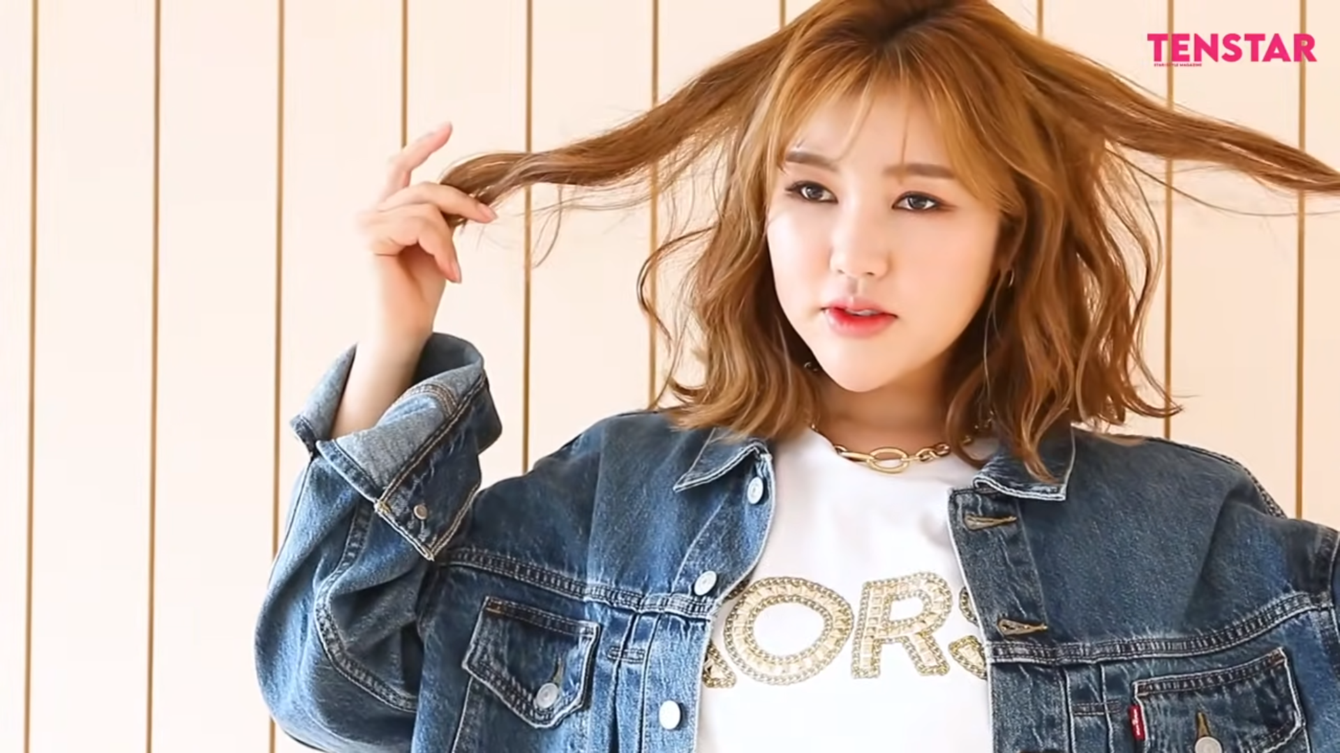청재킷을 입고 머리카락을 양손으로 들어 보이는 가수 송가인