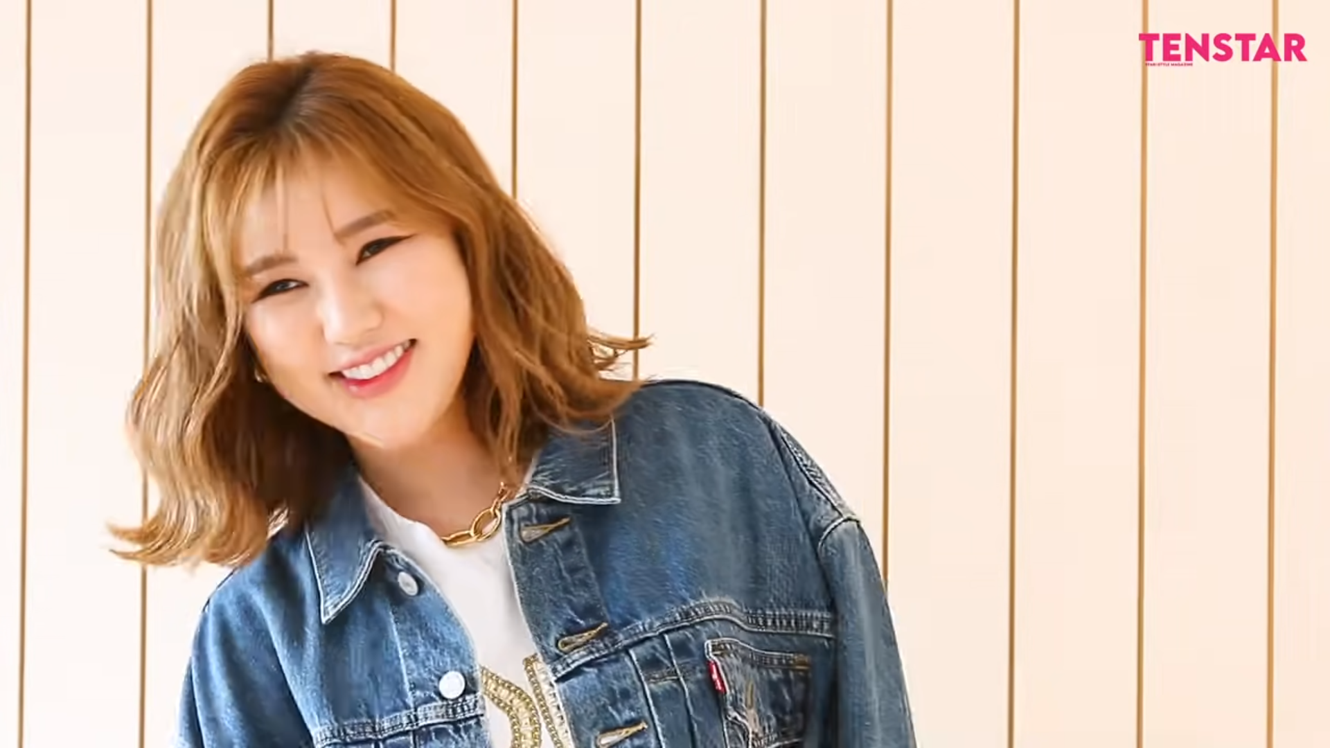 2021년 텐스타 비하인드 영상에서 청재킷 차림으로 웃고 있는 송가인