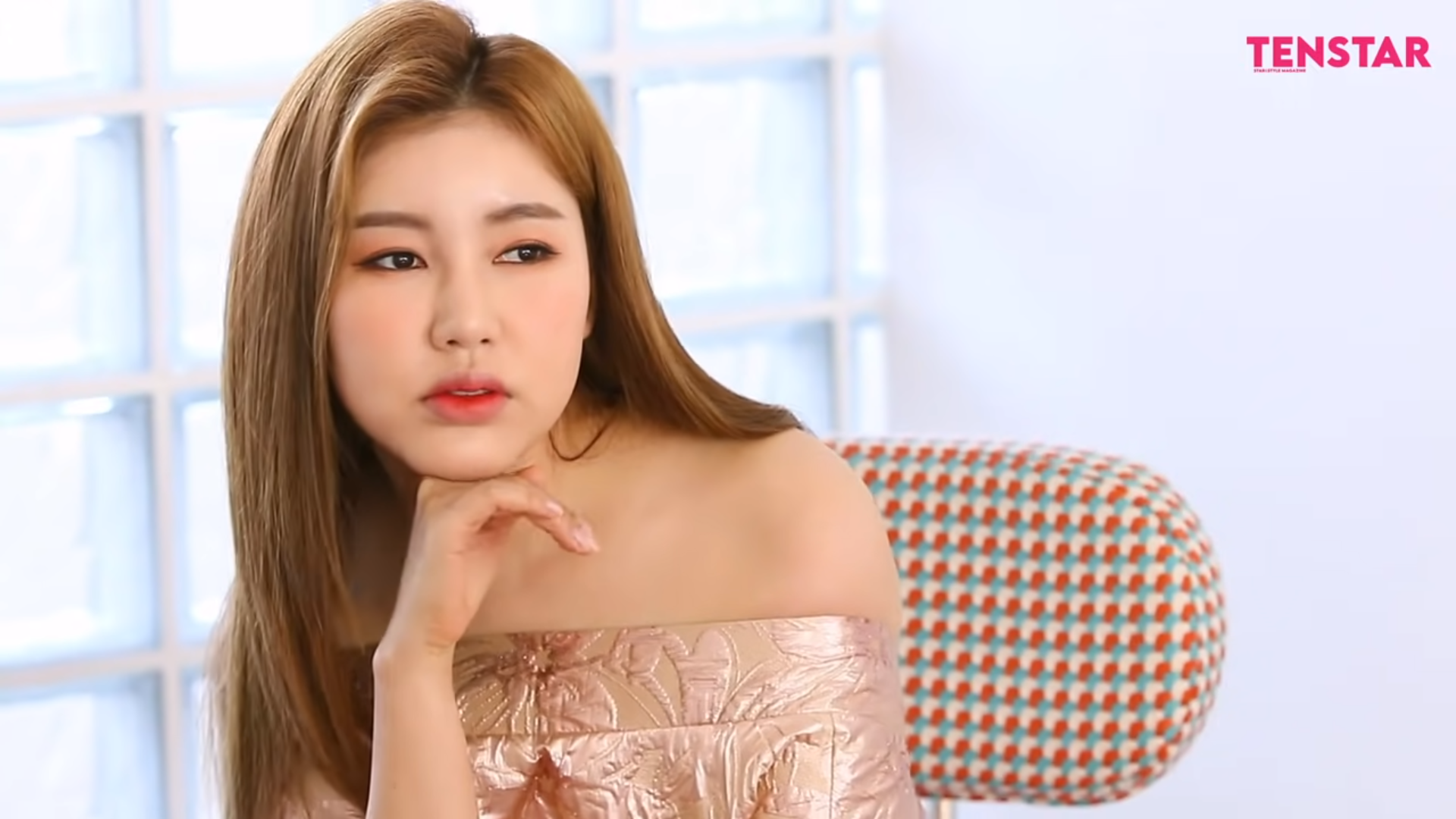 분홍색 드레스를 입고 턱을 손에 괸 가수 송가인
