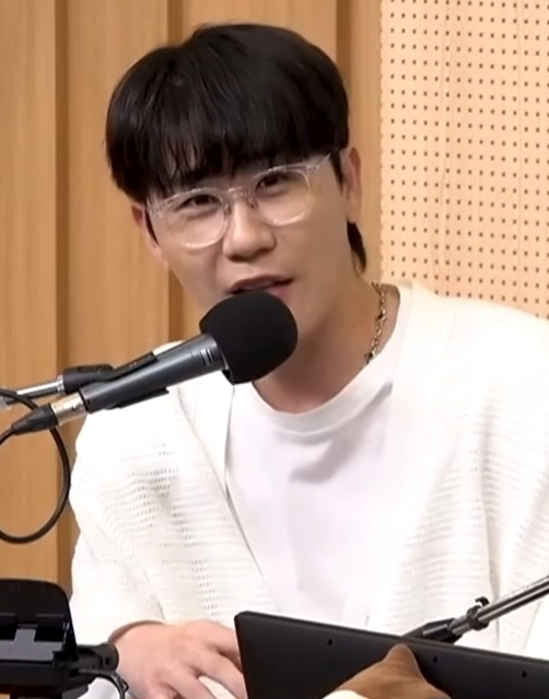 SBS Radio 스튜디오에서 마이크 앞에 앉은 가수 영탁